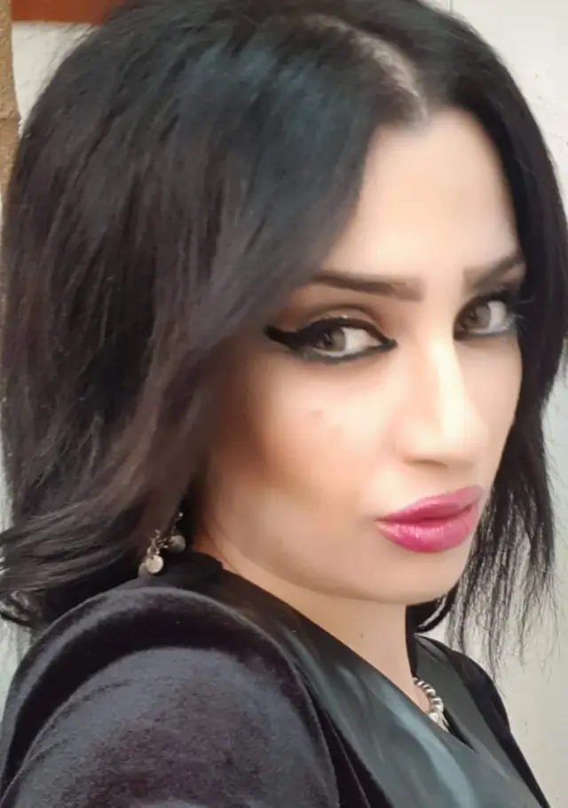 يتقشر الطلاء في منزلنا بكثافة أتذكر أسناني البيضاء التي حرص والدي على طلائها عند الطبيب وأنا صغيرة…