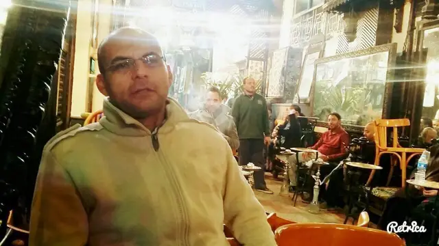 منهكة تفك أزرار الطبيعة بالقرب من البحر