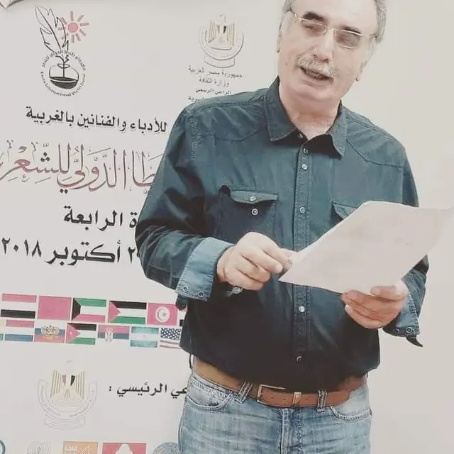 ذاهلٌ عني