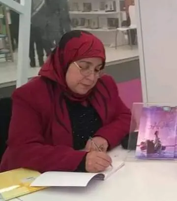 على الواجهة.