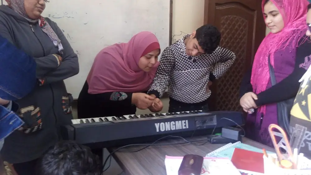صورة 9 من: ابداع متجدد و تعليم اصحاب القدرات الخاصه العزف الموسيقي