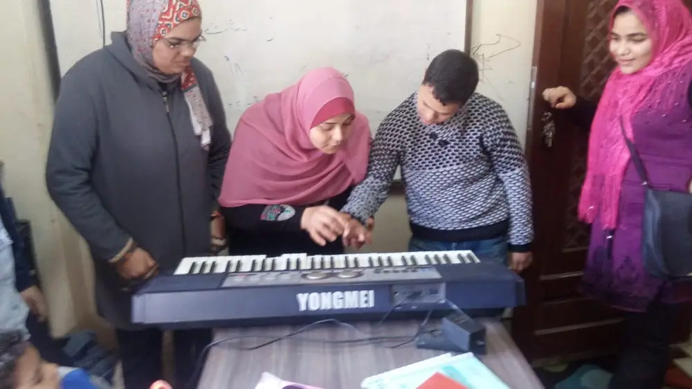 صورة 24 من: ابداع متجدد و تعليم اصحاب القدرات الخاصه العزف الموسيقي