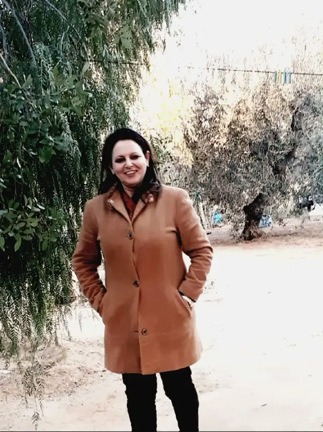 هي كلمة واحدة ممّن نحبّ ، كافية لرَدْمِ كلّ حُفر القلب
