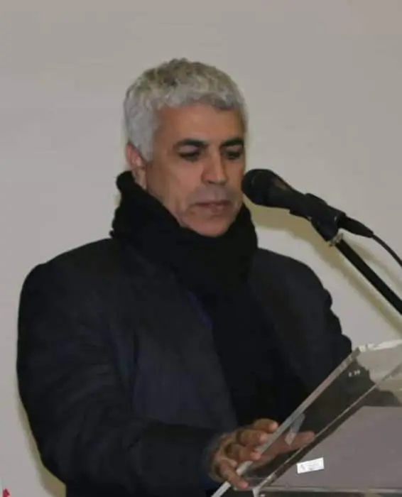 العدالةُ سأنتظرُ أن تفتحَ عينيها وتراني، وتسألَني عن الضياعِ في المرآة، وعن الحُلمِ المتكرّرِ في الكتابِ.