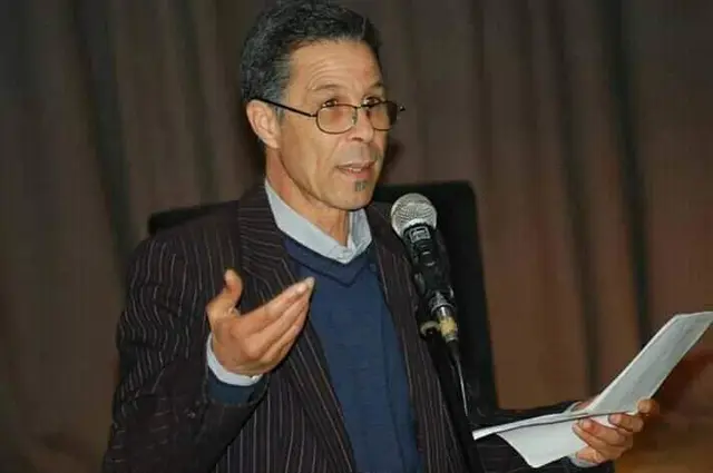 بين زرقتين ————— *محمد عابد